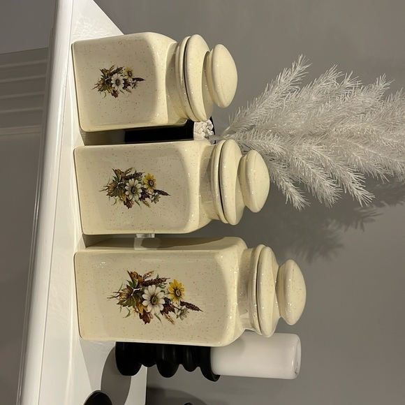 Vintage 1980’s ceramic kitchen canisters  - set of 3. - Picture 1 of 5